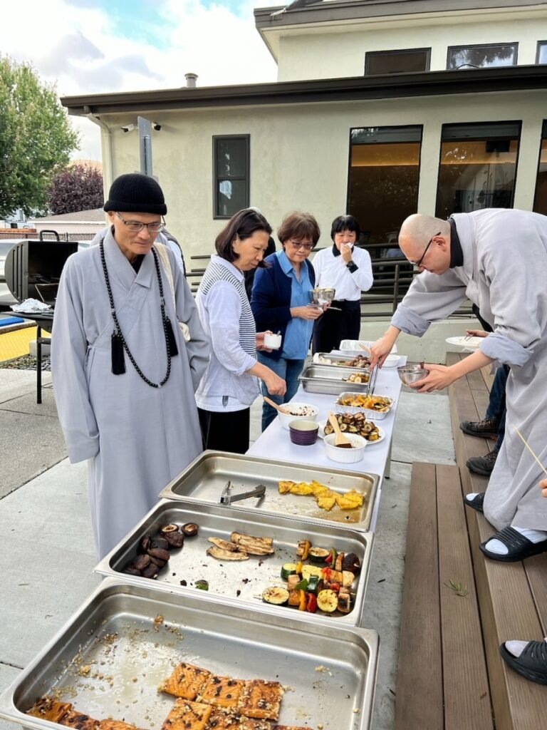 另一種中秋團圓與關懷── 舊金山道場悅衆與方丈和尚一起素烤過中秋